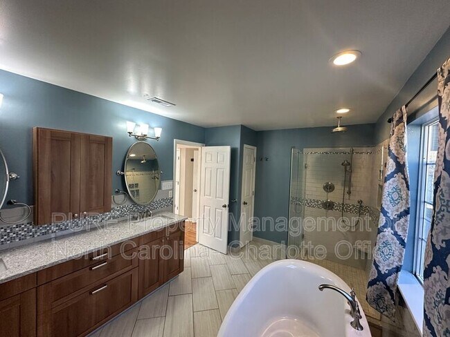 Building Photo - 12115 Landing Green Dr