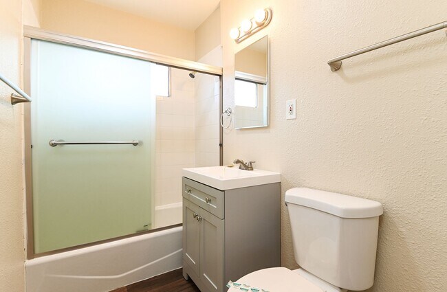 Building Photo - COMING SOON - House - 2 Bedrooms / 1 Bathr...