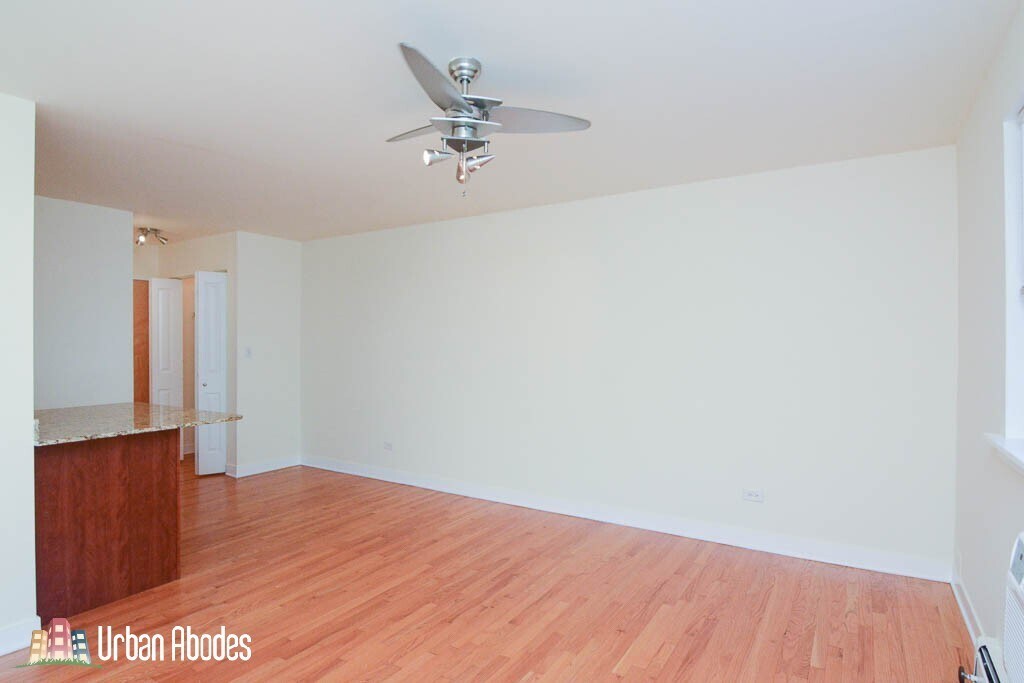 Building Photo - 637 W Wrightwood Ave