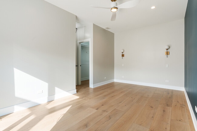 Building Photo - 5120 N Elston Ave