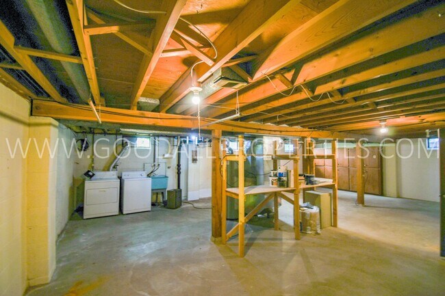 Building Photo - 2 Bedroom 1 Bath duplex home in Windsor He...