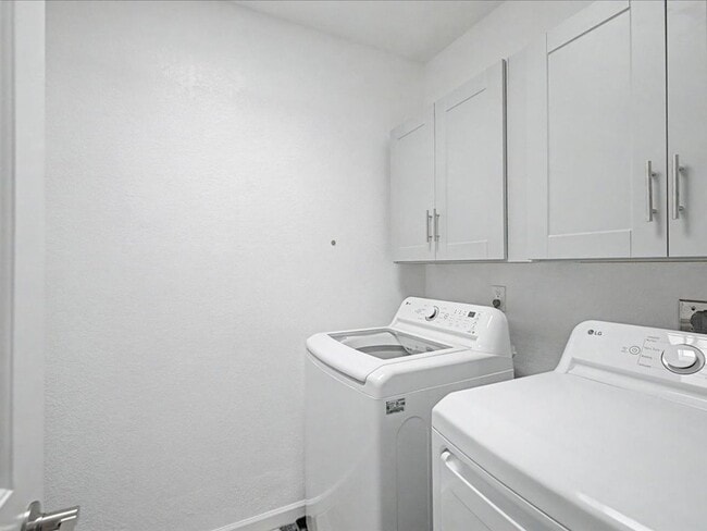 Building Photo - ALL UTILITIES, WIFI AND FURNITURE INCLUDED!! Beautiful Fully Furnished Home with Upgrades & Commu...