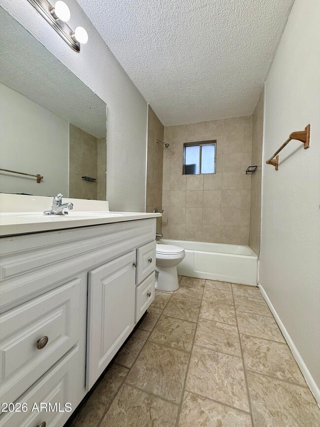 Building Photo - 825 E 5th St