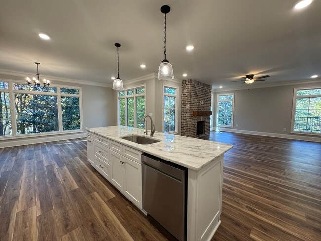 Building Photo - Grandeur Brick 4/3.5 with Bonus Room in Th...