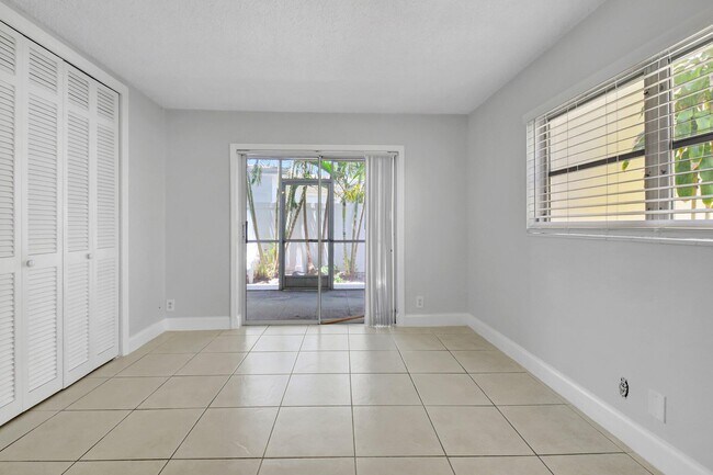 Building Photo - 3915 S Flagler Dr