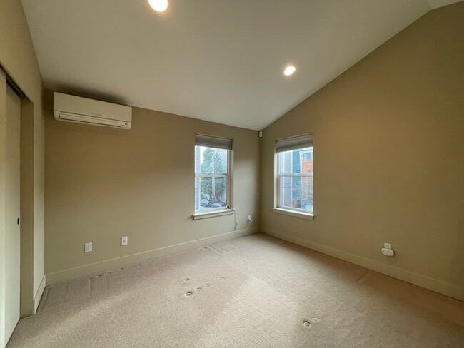 Building Photo - Modern Green Lake Townhome on Quiet Street!