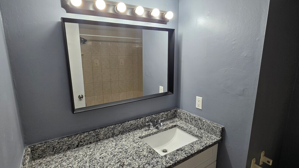 Building Photo - 7210 N Manhattan Ave