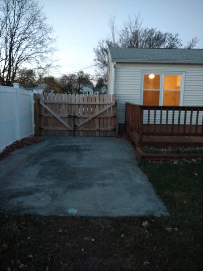 Building Photo - 557 Eagle Dr