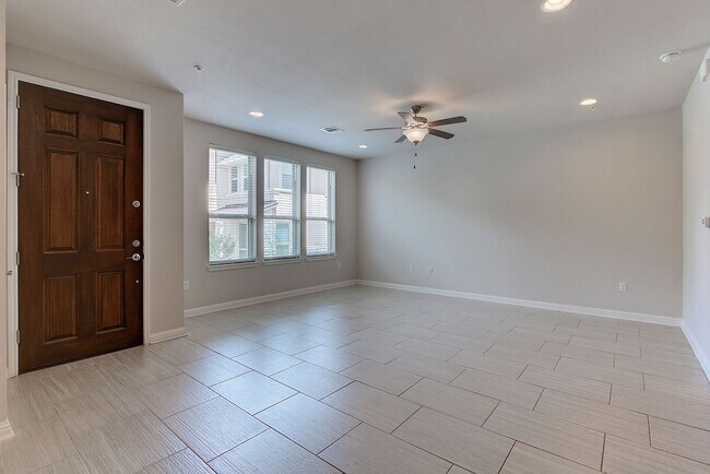 Building Photo - 13800 Lyndhurst St