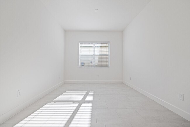 Building Photo - Luxurious gated community 5-Bedroom Rental...
