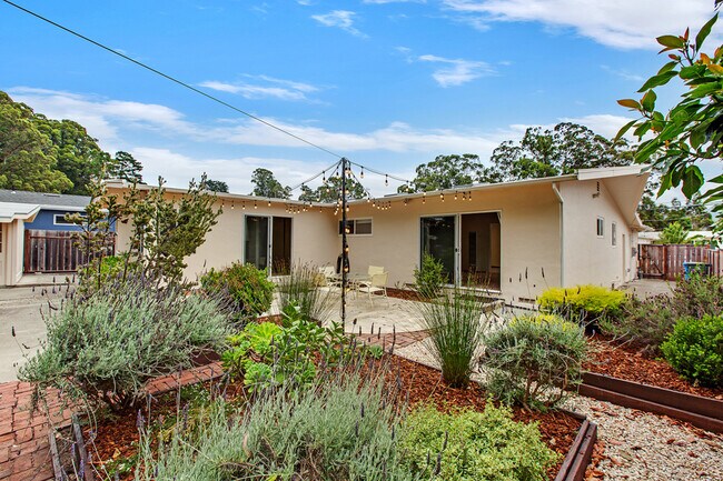 Building Photo - 1163 Crespi Dr