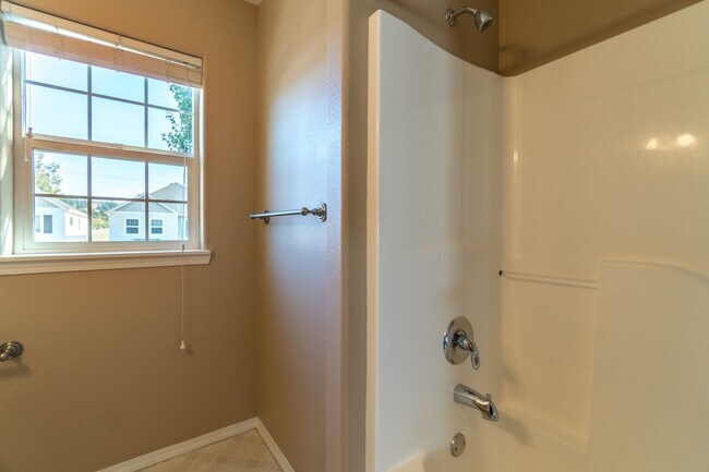 Building Photo - Beautiful Bethany 3 Bedroom Near Parks & Schools!