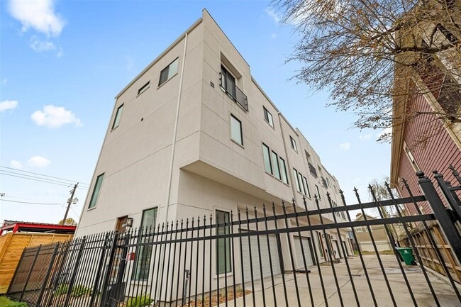 Building Photo - 645 W 16th St