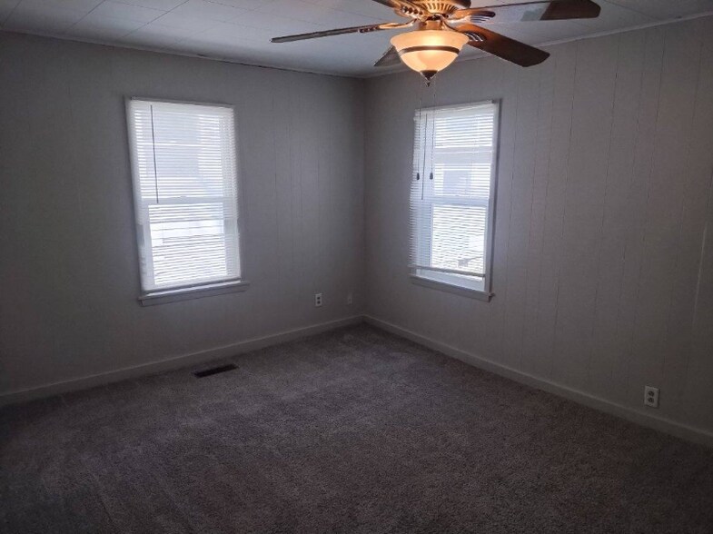 Building Photo - 422 S Oak St