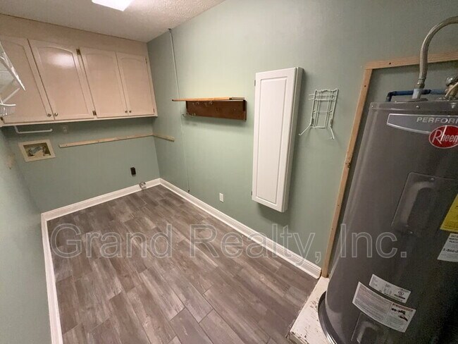 Building Photo - 5212 Jim Dandy Ln