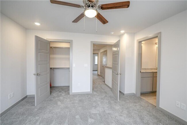 Building Photo - 3410 SW Vel Mews