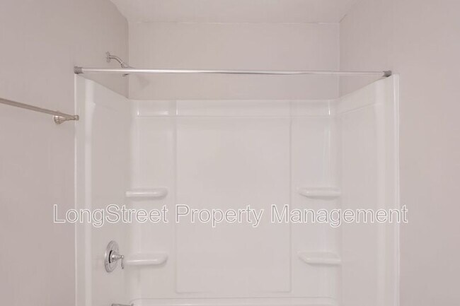 Building Photo - 208 SE 5th Ave