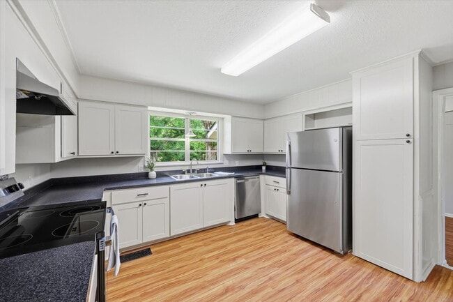 Building Photo - Spacious 4BR Home in Clinton School District with Multiple Living Areas
