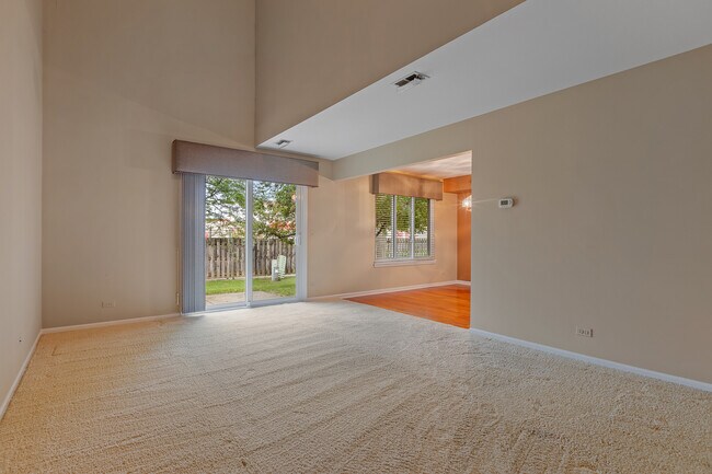 Building Photo - 135 Hampton Ave