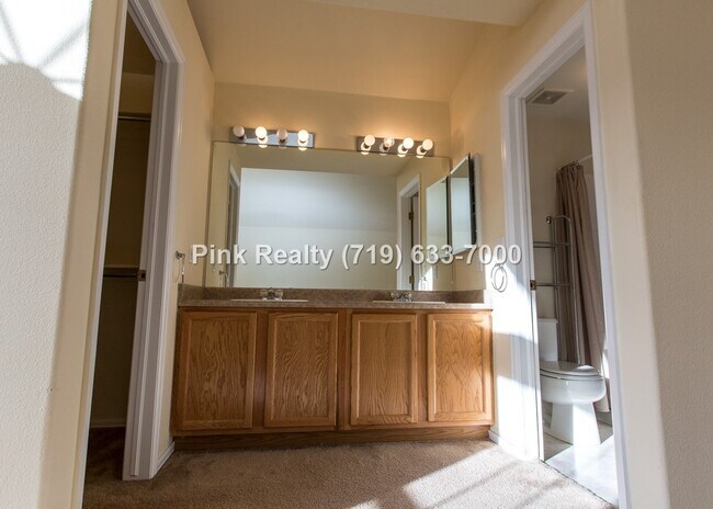 Building Photo - 985 Ridgebury Pl