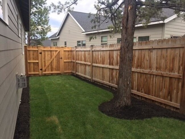 Building Photo - Single Level 3 Bed/2 Bath Home in SE Bend