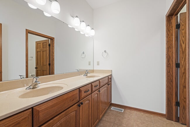 Building Photo - 161 Hawick St