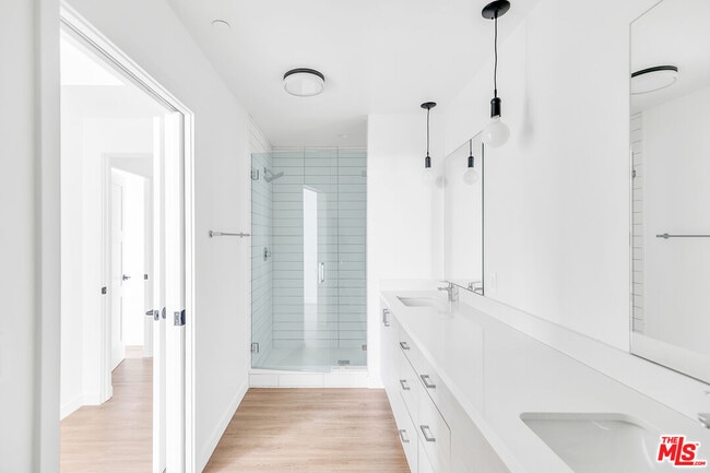 Building Photo - 747 Lillian Way