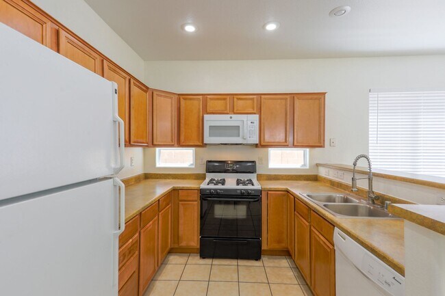 Building Photo - 3 Bedroom And Loft Southwest Gated Communi...