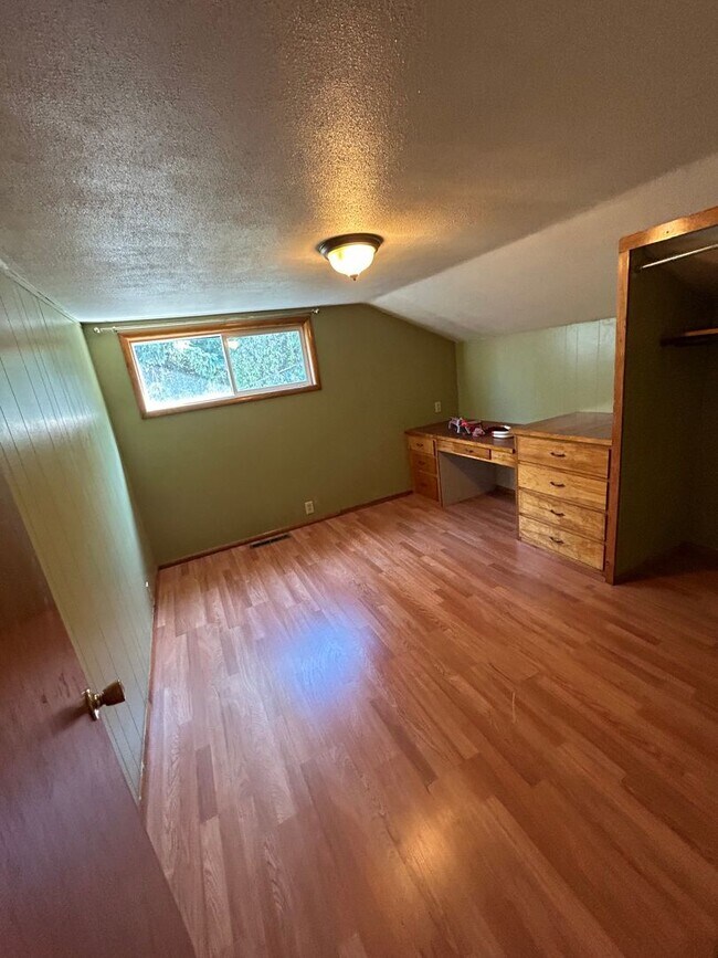 Building Photo - Charming 4 bed/1.5 bath home for rent