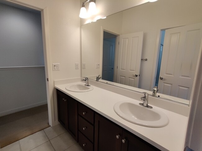 Building Photo - Beautiful 3 bedroom, 2.5 bathroom in Roseville!