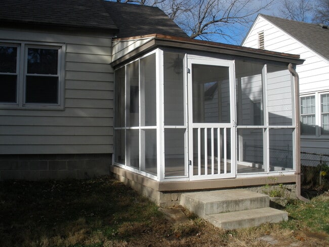Building Photo - 2 Bedroom 1 Bath Home in Roeland Park