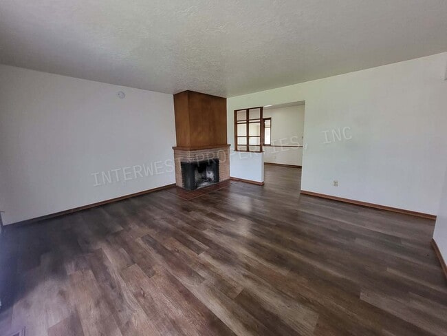 Building Photo - 3 Bd 1.5 ba Ranch Style Home in NE PDX With Washer/Dryer Hook-ups, Fenced Backyard & 2 Car Garage!