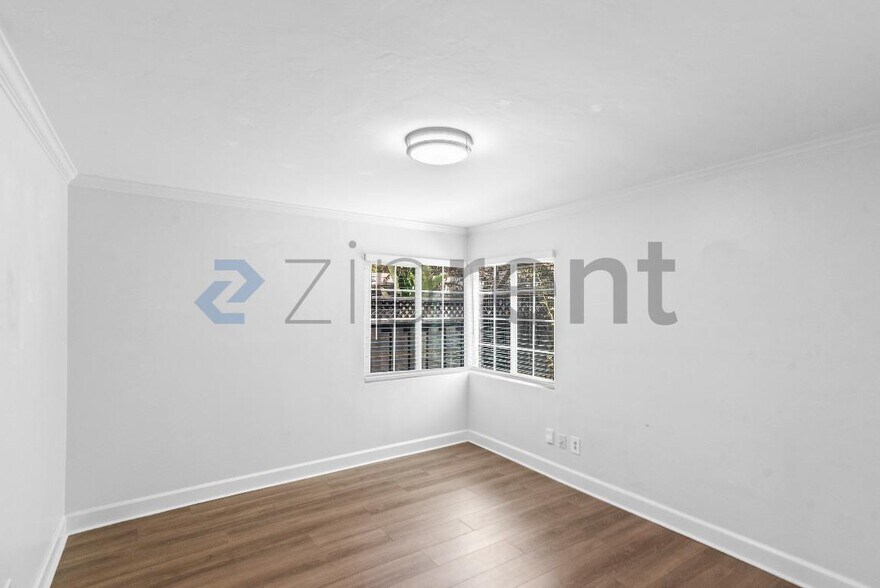 Building Photo - Unit