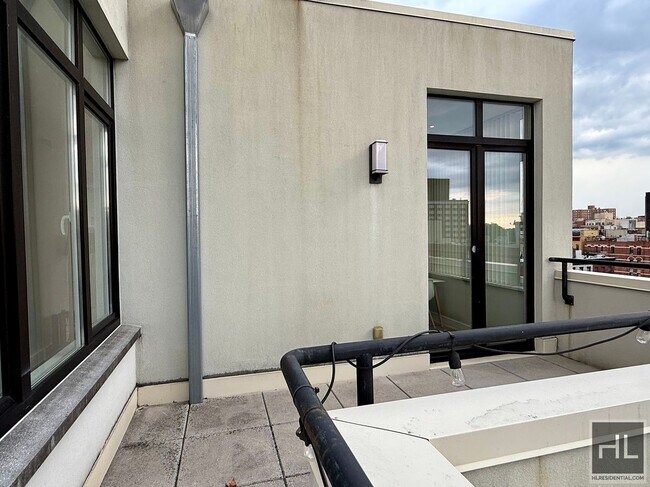 Building Photo - Penthouse 1 bed/1 bath w/ 2 roof decks
