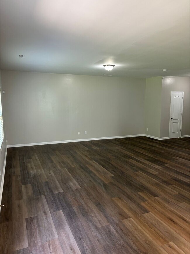 Building Photo - August Rent Free - Four Bedroom Fenced Yar...