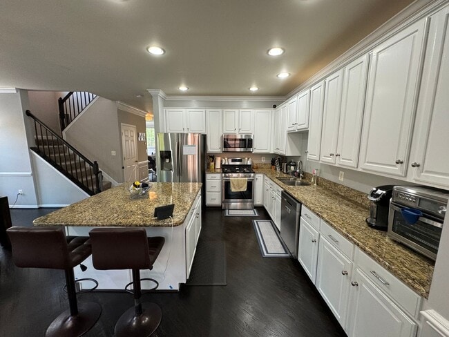 Building Photo - Stunning 3 Bed 3.5 Bath Brick Colonial End-Unit Townhome In Vibrant Kingstowne Community