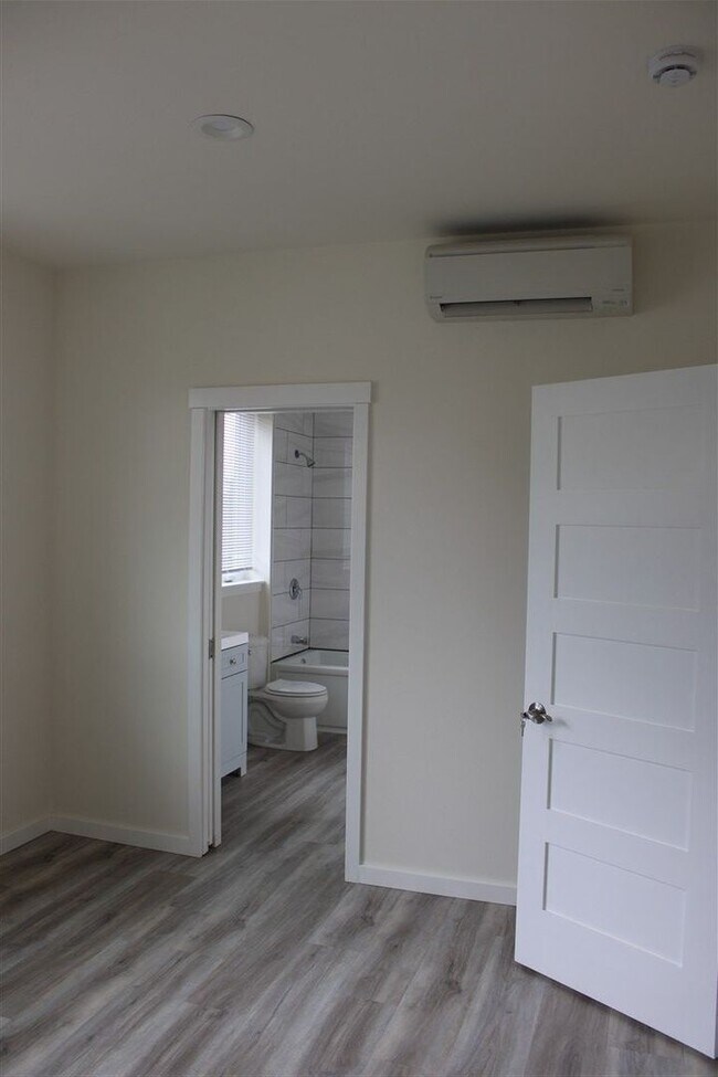 Building Photo - 2 bedroom 2 bathroom Brand New Triplex!