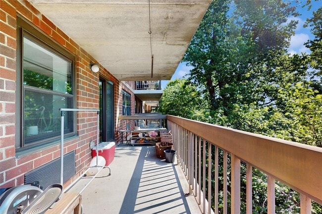 Building Photo - 1376 Midland Ave