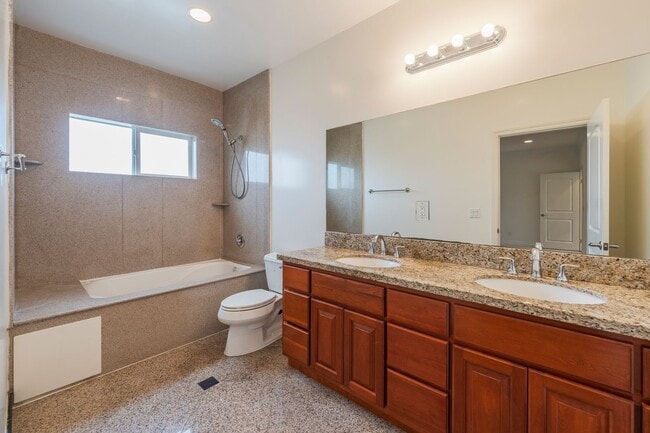 Building Photo - Spacious and Quiet Hawthorne Home!