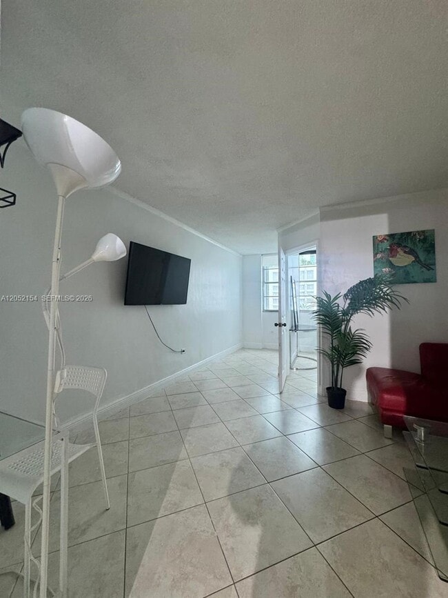 Building Photo - 905 Brickell Bay Dr