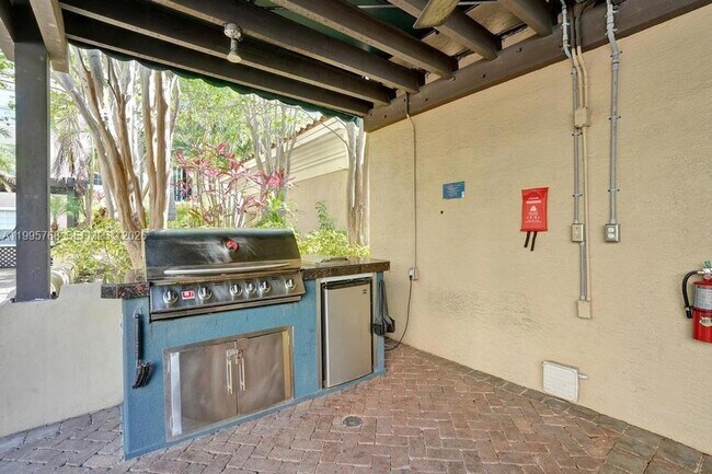 Building Photo - 520 SE 5 Ave