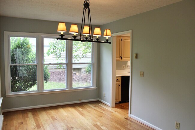 Building Photo - 736 Woodland Dr