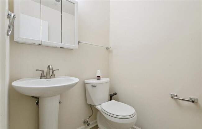 Building Photo - 4 Bed House Ready For a New Tenant