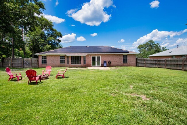 Building Photo - Spacious 3/2 w/Electricity Included Availa...