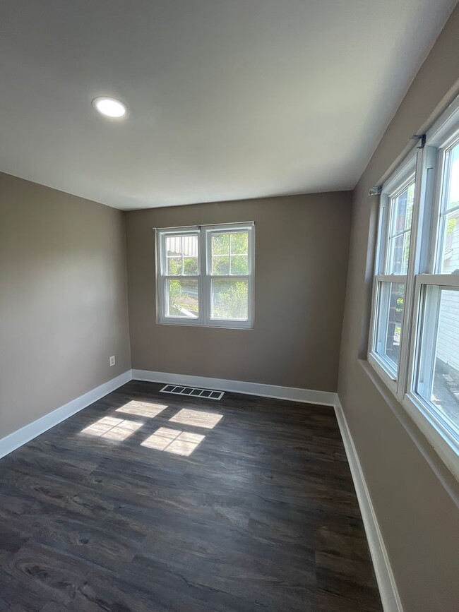 Building Photo - Beautifully renovated 5 bed 2 bath home re...