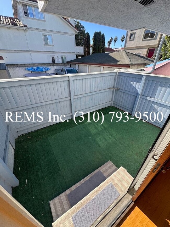 Building Photo - Spacious Townhome with Garage & Laundry in...