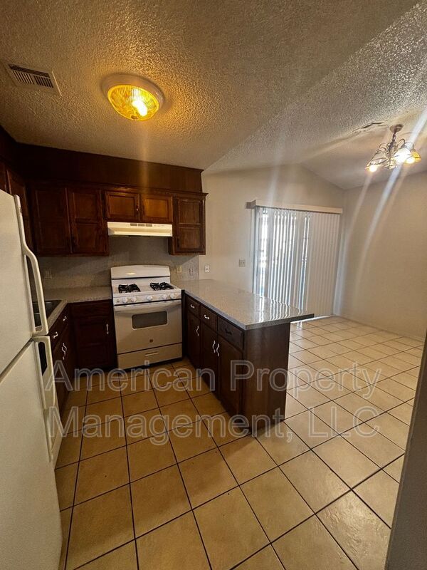 Building Photo - 1808 W 58th St