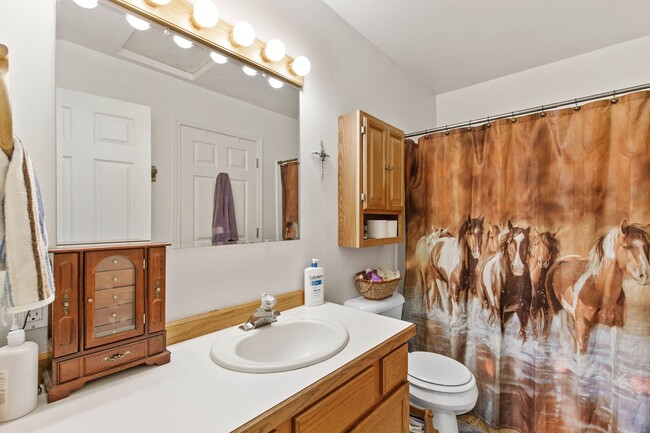 Building Photo - Great Three Bedroom Condo in Belgrade!