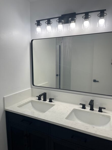 Building Photo - 843 SW Thrift Ave