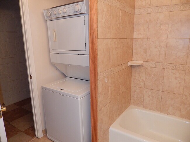 Building Photo - 120 Lakeview Dr